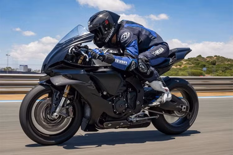 Hệ thống kiểm soát độ bám đường (TCS), (SCS) Hệ thống kiểm soát trượt, Hệ thống hỗ trợ khởi động nhanh (LCS), Hệ thống sang số nhanh (QSS), Hệ thống kiểm soát bốc đầu, Quản lý phanh động cơ, Kiểm soát phanh, Hệ thống giảm xóc điện tử.