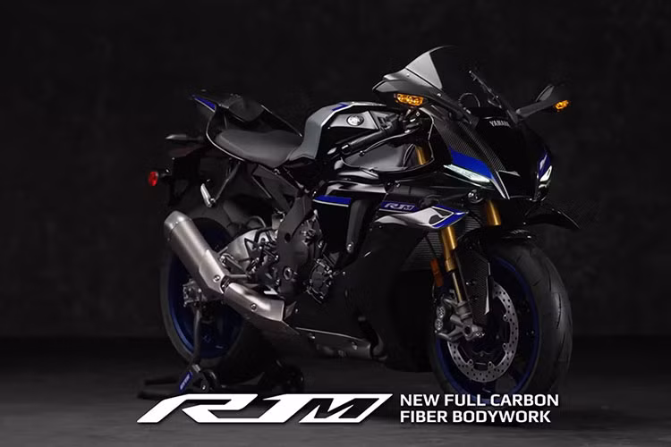 Cả hai mẫu xe Yamaha YZF-R1 và YZF-R1M 2025 tiếp tục sử dụng nền tảng đã được cập nhật từ năm 2020, với động cơ được cải tiến rõ rệt – bao gồm đầu xi-lanh mới và hệ thống phun nhiên liệu được điều chỉnh lại vị trí, đáp ứng tiêu chuẩn khí thải Euro 5, đồng thời có khả năng hoạt động ở vòng tua cao hơn.