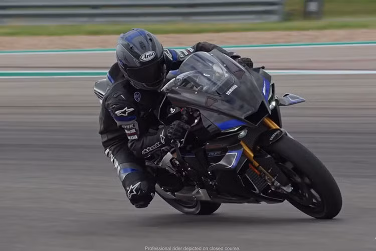 Trong khi đó, Yamaha YZF-R1M 2025 có màu đặc biệt Black Metallic X, cùng với logo đặc biệt và số thứ tự sản xuất riêng biệt trên bình xăng, giá bán phiên bản này là 3.289.000 yên - khoảng 602 triệu đồng. 