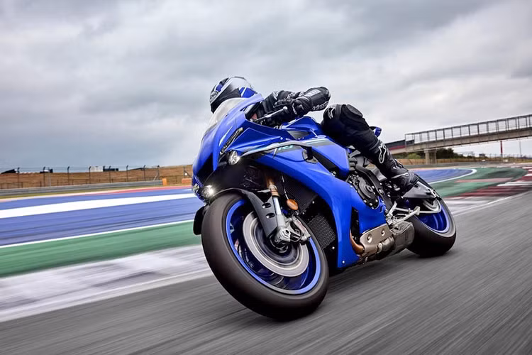 Mức giá xe Yamaha YZF-R1 2025 bản tiêu chuẩn có hai màu: Deep Purplish Blue Metallic C và Matte Dark Gray Metallic và có giá bán là 2.530.000 yên - khoảng 463 triệu đồng khi quy đổi ra tiền Việt.