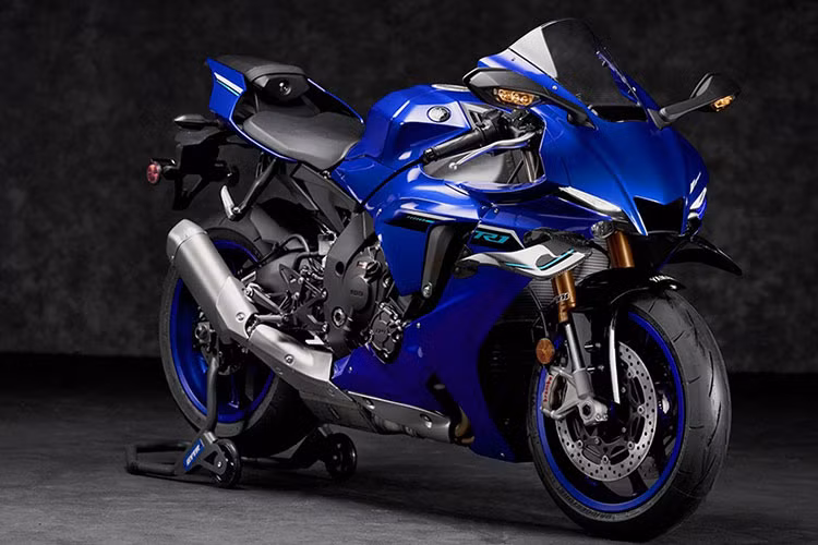 Tuy nhiên, phiên bản siêu môtô Yamaha YZF-R1M 2025 mới được trang bị thêm các linh kiện làm từ titanium, giúp động cơ ổn định và chịu nhiệt tốt hơn so với bản tiêu chuẩn.