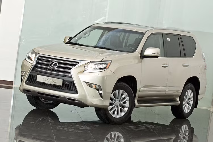Bên cạnh "đàn anh" LX 570, mẫu SUV 7 chỗ Lexus GX 460 được nhập khẩu về Việt Nam từng sở hữu mức giá 5,2 tỷ đồng vào năm 2016, hiện đã giảm tới 140 triệu còn 5,060 tỷ đồng trong năm 2017. Xe được trang bị khối động cơ V8 4.6L, dẫn động 4 bánh toàn thời gian.