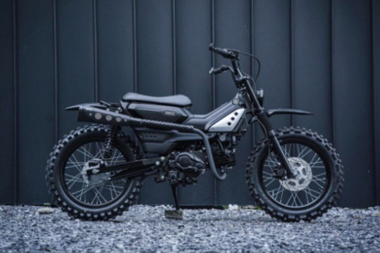Chiếc xe máy Yamaha PG-1 Scrambler của hãng độ K-Speed nổi bật với cặp đèn pha được thiết kế lại, nhỏ nhắn, gọn gàng hơn, đi cùng tay lái dài và rộng trông càng tôn lên vẻ hầm hố của xe.
