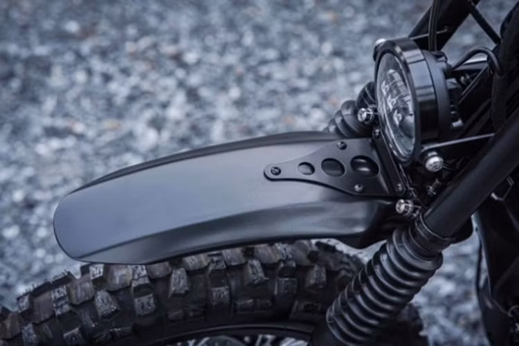 Chắn bùn trước của xe vẫn được giữ nguyên, trong khi chắn bùn sau đã được thiết kế lại cho phù hợp hơn. 