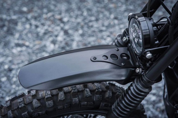 Chắn bùn trước của xe vẫn được giữ nguyên, trong khi chắn bùn sau đã được thiết kế lại cho phù hợp hơn. 