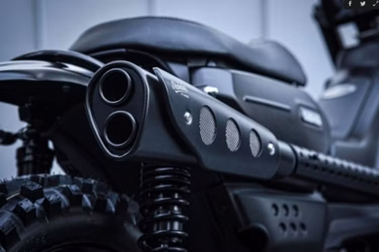 Chiếc xe độ PG-1 Scrambler được trang bị bộ lốp 16 inch mới với gai lốp lớn hơn, phục vụ tối đa cho việc off-road, đi cùng cặp vành nan hoa không thay đổi.