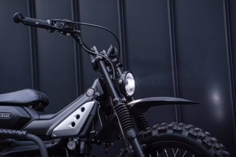 Đèn phanh giờ đây được đưa xuống chân ở giảm xóc sau, trong khi cặp đèn xi-nhan lại chuyển xuống hai bên ốp thân dưới.