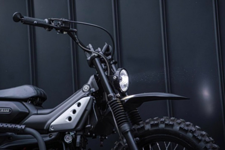 Đèn phanh giờ đây được đưa xuống chân ở giảm xóc sau, trong khi cặp đèn xi-nhan lại chuyển xuống hai bên ốp thân dưới.