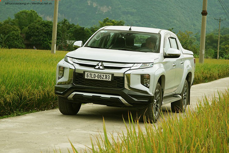 Gây bất ngờ lớn nhất trong top 10 xe bán chạy tháng 6 có lẽ là Mitsubishi Triton khi ghi nhận mức tăng trưởng vượt trội để xếp ở vị trí thứ 7. So với doanh số 75 xe của tháng trước thì Mitsubishi Triton tăng trưởng gấp hơn 10 lần trong tháng 6 vừa qua với 793 xe. Nhờ vậy, đây cũng là lần đầu tiên mẫu xe bán tải của Mitsubishi góp mặt trong top xe bán chạy. 