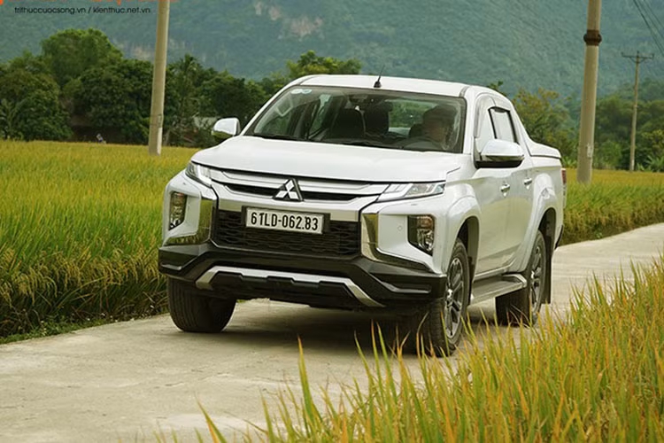 Gây bất ngờ lớn nhất trong top 10 xe bán chạy tháng 6 có lẽ là Mitsubishi Triton khi ghi nhận mức tăng trưởng vượt trội để xếp ở vị trí thứ 7. So với doanh số 75 xe của tháng trước thì Mitsubishi Triton tăng trưởng gấp hơn 10 lần trong tháng 6 vừa qua với 793 xe. Nhờ vậy, đây cũng là lần đầu tiên mẫu xe bán tải của Mitsubishi góp mặt trong top xe bán chạy. 