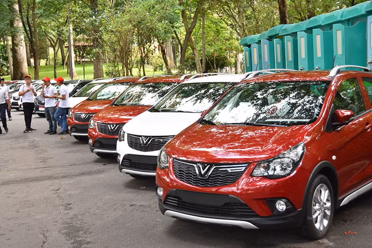 Xếp ngay sau Ford Ranger là mẫu xe "made in Vietnam" VinFast Fadil với doanh số 1.338 xe. So với tháng 5/2022 đạt 1.909 xe, doanh số bán VinFast Fadil tháng 6 giảm tới hơn 29%, song vẫn giúp mẫu xe này giữ được vị trí thứ 3 trong top xe bán chạy.