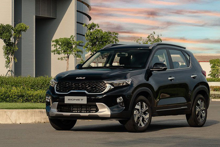 Xếp ngay sau xe Hyundai Accent là KIA Sonet với doanh số đạt với 887 xe. Đây là cái tên mới toanh trong top 10 xe bán chạy nhất thị trường Việt, đồng thời trở thành mẫu xe có doanh số tốt nhất của THACO-KIA, vượt qua nhiều đàn anh như Seltos hay K3.