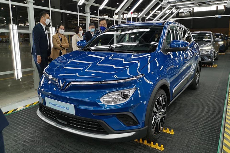 Bên cạnh đó, mẫu xe điện VinFast VFe34 cũng gây bất ngờ khi lần đầu lọt top xe bán chạy. Cụ thể, doanh số bán VinFast VFe34 tháng 6 đạt 782 xe, tăng 74,5% so với tháng 5 đạt 448 xe. Nhờ kết quả này mà VFe34 xếp ở vị trí thứ 8 trong top 10 xe bán chạy tháng 6.