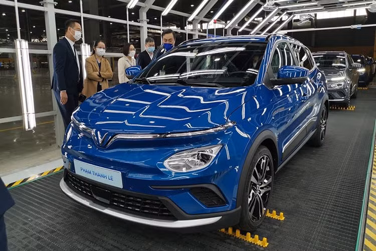 Bên cạnh đó, mẫu xe điện VinFast VFe34 cũng gây bất ngờ khi lần đầu lọt top xe bán chạy. Cụ thể, doanh số bán VinFast VFe34 tháng 6 đạt 782 xe, tăng 74,5% so với tháng 5 đạt 448 xe. Nhờ kết quả này mà VFe34 xếp ở vị trí thứ 8 trong top 10 xe bán chạy tháng 6.