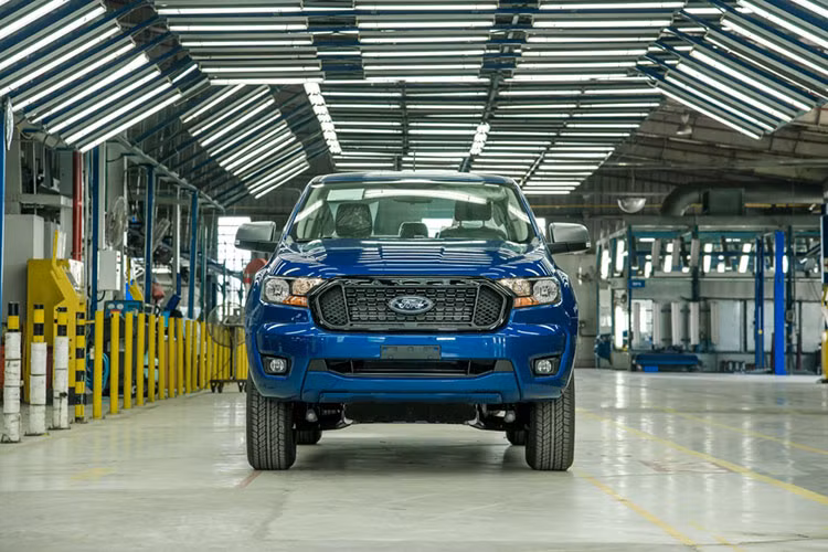 Vị trí thứ 2 thuộc về mẫu bán tải Ford Ranger với 1.410 xe bán ra trong tháng 6, giảm hơn 15% so với tháng 5 đạt 1.675 xe. Mặc dù vậy, kết quả này vẫn giúp Ford Ranger duy trì vị thế dẫn đầu phân khúc và tăng tới 7 bậc trong top 10 xe ôtô bán chạy so với tháng trước đó.