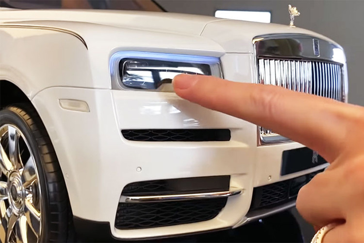 Tương tự Rolls-Royce Cullinan "hàng thật", mô hình 1:8 của mẫu xe này cũng thay đổi giá bán theo trang bị mà khách hàng chọn. Ví dụ điển hình là mô hình 1:8 của chiếc Rolls-Royce Cullinan trong bài viết này.