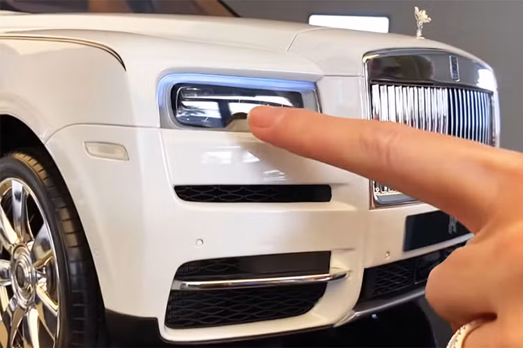 Tương tự Rolls-Royce Cullinan "hàng thật", mô hình 1:8 của mẫu xe này cũng thay đổi giá bán theo trang bị mà khách hàng chọn. Ví dụ điển hình là mô hình 1:8 của chiếc Rolls-Royce Cullinan trong bài viết này.