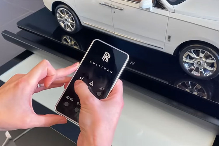 Chiếc xe mô hình tỷ lệ 1:8 này có hơn 1.000 chi tiết được làm thủ công. Do đó, các nhân viên của hãng Rolls-Royce phải mất hơn 450 giờ lao động mới có thể hoàn thành xong chiếc Rolls-Royce Cullinan mô hình này. Nói cách khác, thời gian để làm xong chiếc xe mô hình bằng quá nửa thời gian để chế tạo Rolls-Royce Cullinan "hàng thật".