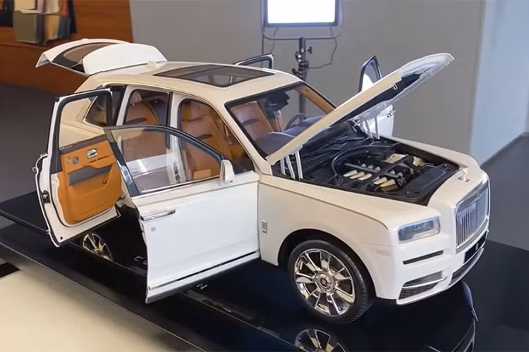 Chiếc Rolls-Royce Cullinan tỷ lệ 1:8 này đi kèm điều khiển từ xa riêng, nằm bên trong cốp sau. Khi sử dụng điều khiển này, người dùng có thể khóa cửa, mở cửa, bật/tắt đèn ngoại thất và bật nắp ca-pô lên. Có thể nói, đây là một trong những chiếc xe mô hình đắt nhất thế giới.