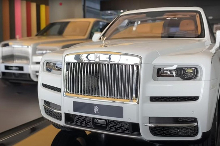 Giá xe mô hình Rolls-Royce Cullinan thu nhỏ với tỷ lệ 1:8 sản xuất chính hãng bán ra ít nhất 17.000 USD (khoảng 395 triệu đồng). Bỏ ra số tiền này, khách hàng có thể sở hữu mô hình thu nhỏ cực kỳ tinh xảo và chính xác của mẫu SUV hạng sang đến từ Anh quốc. 