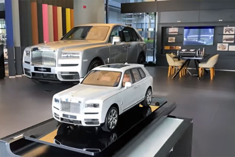  SUV siêu sang Rolls-Royce Cullinan hiện là mẫu SUV thương mại đắt nhất thế giới. Do đó, cũng chẳng có gì ngạc nhiên khi mô hình của mẫu xe này được chào bán ra thị trường cũng không rẻ chút nào.