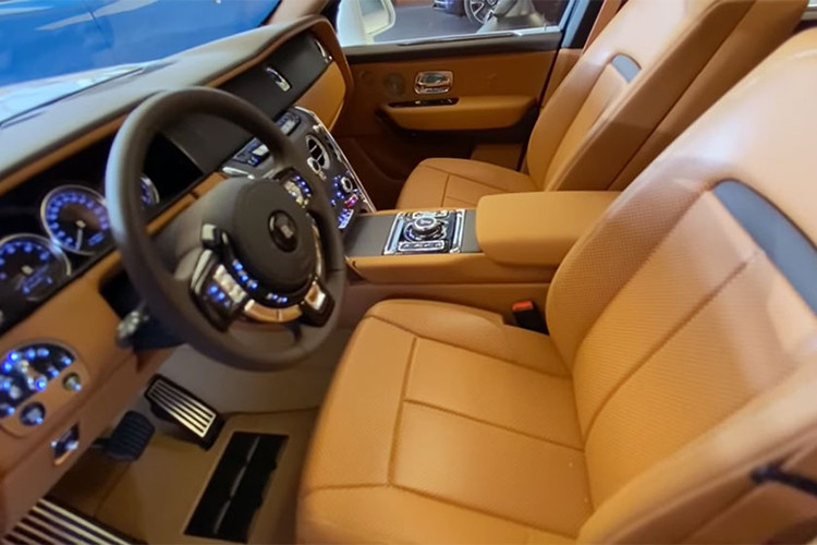 Tuy nhiên mô hình thu nhỏ trong bài viết này trị giá lên đến 40.000 USD (khoảng 939 triệu đồng) của Rolls-Royce Cullinan. Mô hình này được chế tạo với đầy đủ các trang bị giống hệt chiếc Rolls-Royce Cullinan hàng thửa của một vị khách hàng.