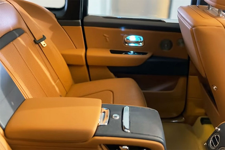 Như vậy, chiếc xe mô hình này có giá ngang ngửa SUV hạng sang BMW X3 sDrive30i 2020 tại thị trường Mỹ. Tất nhiên, với giá bán giật mình này, chiếc xe Rolls-Royce Cullinan mô hình không hề bình thường chút nào.