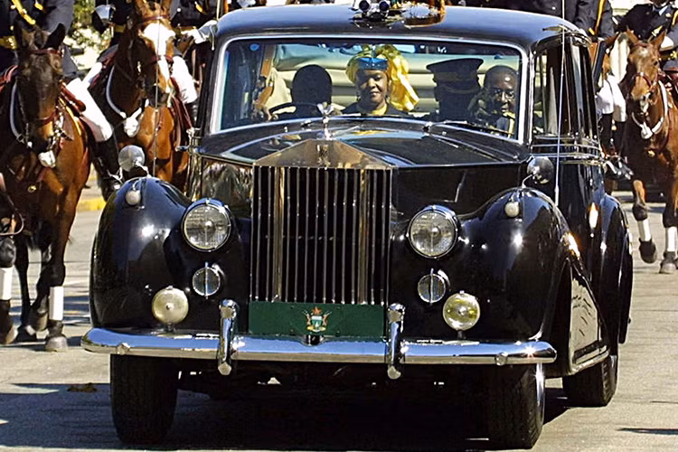 Rolls-Royce Phantom IV là chiếc xe hạng sang của Anh thời thuộc địa, chỉ có 18 chiếc được sản xuất. Cựu Tổng thống Magube mua lại nó với số tiền không được công bố. Tuy nhiên, chiếc xe màu đen cổ điển có thể có giá trị cao hơn tổng GDP của Zimbabwe. Rolls-Royce Phantom IV có giá bán khoảng 1,2 triệu USD.