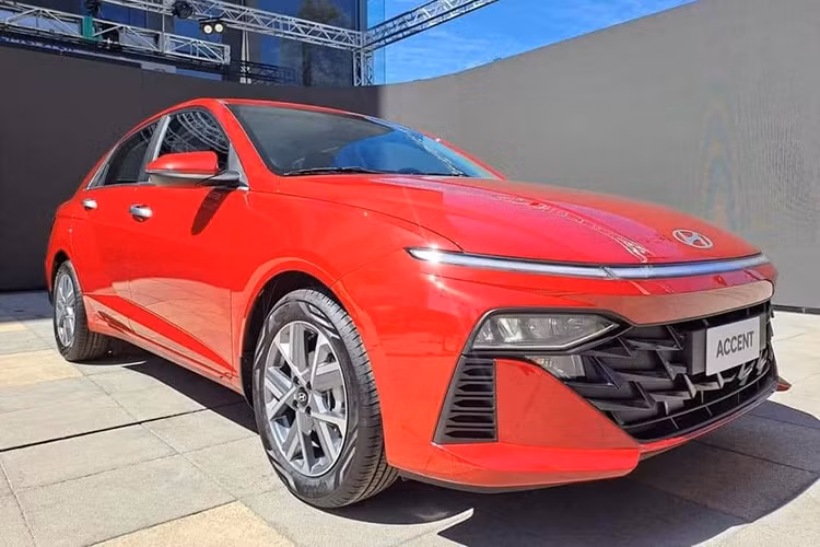 Như thông tin đã đưa, vào ngày 30/5/2024 tới đây, dòng xe Hyundai Accent 2024 mới sẽ chính thức được giới thiệu tại thị trường Việt Nam. Trước thời điểm đó, giá bán của mẫu sedan hạng B này đã được một số nhân viên đại lý hé lộ.