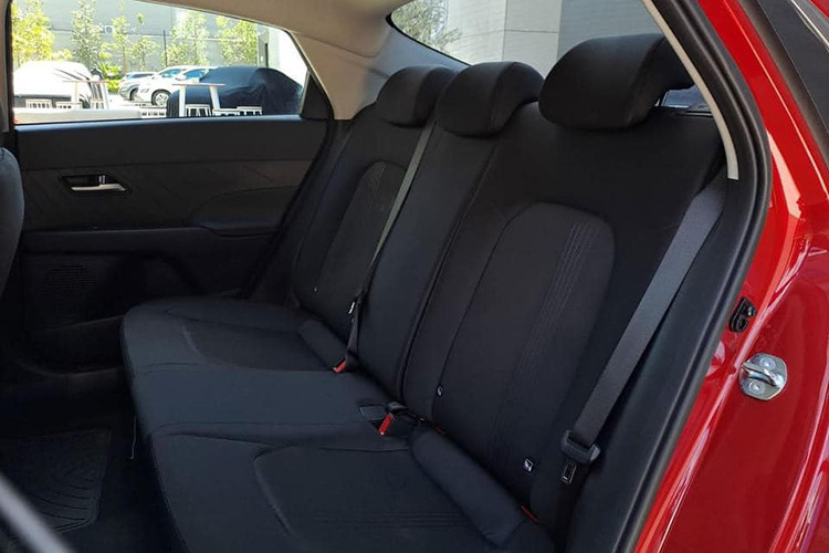 Thông tin về trang bị và động cơ của Hyundai Accent 2024 tại Việt Nam vẫn chưa được hé lộ. Tại thị trường Ấn Độ, Hyundai Accent mới có có 2 loại động cơ xăng 4 xi-lanh, dung tích 1.5L. Đầu tiên là động cơ hút khí tự tự nhiên, sản sinh công suất tối đa 113 mã lực và mô-men xoắn cực đại 144 Nm, đi với hộp số sàn 6 cấp hoặc hộp số tự động biến thiên vô cấp IVT.