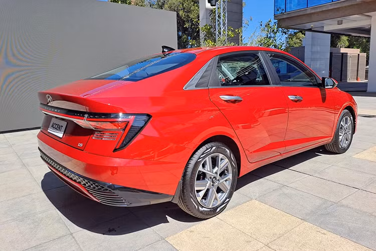 Như vậy, so với thế hệ cũ, mẫu xe sedan Hyundai Accent 2024 đã tăng đáng kể về mặt giá bán. Bản MT đắt hơn 27 triệu đồng trong khi bản AT tăng giá 19 triệu. Riêng bản AT Đặc biệt đắt hơn 17 triệu đồng. Ngoài ra, Hyundai Accent 2024 còn đắt hơn đối thủ Toyota Vios (458 - 545 triệu đồng) và rẻ hơn Honda City (559 - 609 triệu đồng).