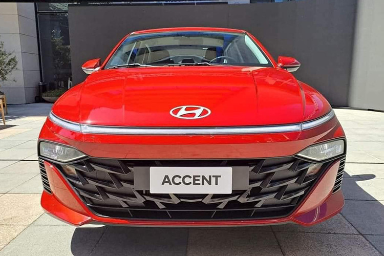 Về ngoại hình, Hyundai Accent 2024 được trang bị hệ thống đèn LED từ trước ra sau, dải đèn LED định vị ban ngày nằm vắt ngang đầu xe, vành la-zăng có đường kính từ 15 - 16 inch, gương chiếu hậu chỉnh điện/gập điện/tự động gập khi cửa khóa/tích hợp đèn báo rẽ và cửa cốp sau tích hợp cánh gió nhỏ.