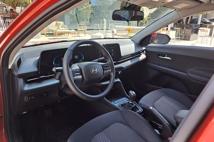 Bên trong mẫu xe này là không gian nội thất rộng rãi hơn nhờ chiều dài cơ sở 2.670 mm. Thể tích khoang hành lý của xe cũng tăng 50 lít lên 528 lít. Trang bị nội thất đáng chú ý như màn hình cỡ lớn đặt nổi trên mặt táp-lô, kết hợp giữa bảng đồng hồ kỹ thuật số và màn hình cảm ứng trung tâm đều có kích thước 10,25 inch.