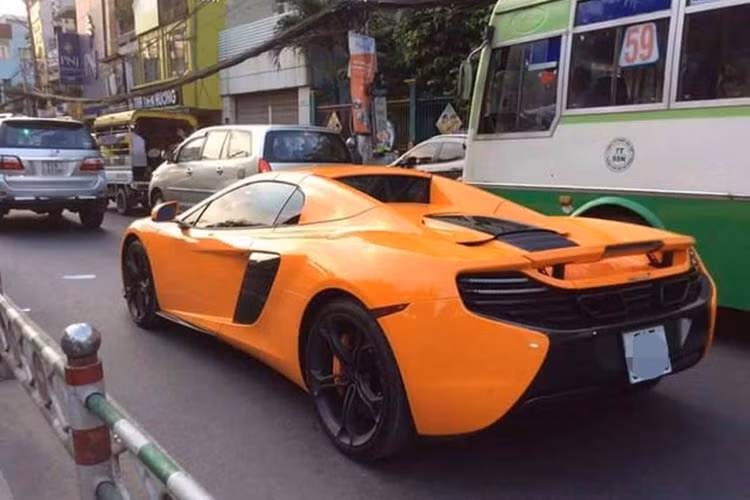Được biết, giá bán của siêu xe McLaren 650S Spider tại thị trường Anh quốc từ 212.250 bảng Anh (khoảng 7,1 tỷ đồng), khi về đến Việt Nam ra biển trắng và chịu đủ mọi thuế, phí... giá của nó sẽ được nhân lên đến cả chục tỷ đồng.