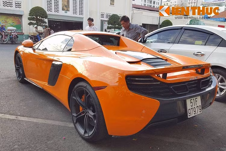 Chiếc McLaren 650S Spider sử dụng mui mềm và bộ áo màu cam rực rỡ, là thành quả hợp tác phát triển cùng AkzoNobel. Cùng với đó là trái tim của siêu xe thể thao Anh quốc chính là khối động cơ M838T V8 tăng áp kép dung tích 3.8l.