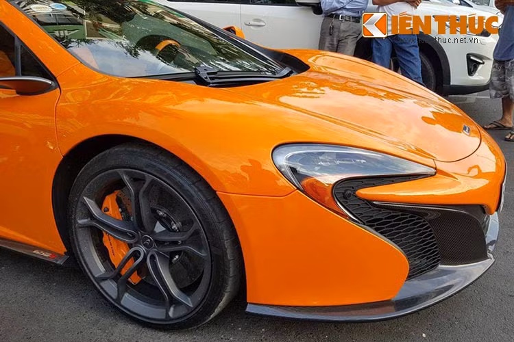 Được biết, chiếc siêu xe này thuộc sở hữu của gia đình Minh “Nhựa”. Đây là thiếu gia chơi xe nắm trong tay bộ sưu tập siêu xe thuộc dạng “khủng” nhất tại Việt Nam như Bugatti Veyron và Lamborghini Murcielago LP670-4 SV.