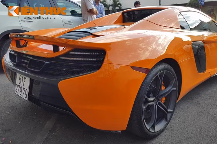 Chiếc McLaren 650S Spider đầu tiên tại Việt Nam này mỗi khi xuất hiện đều làm cho cộng đồng mạng xôn xao không chỉ bởi độ hiếm, đắt của siêu xe mà còn bởi nó thuộc quyền của cặp đôi vợ chồng chơi xe "khét tiếng" tại Sài Gòn.
