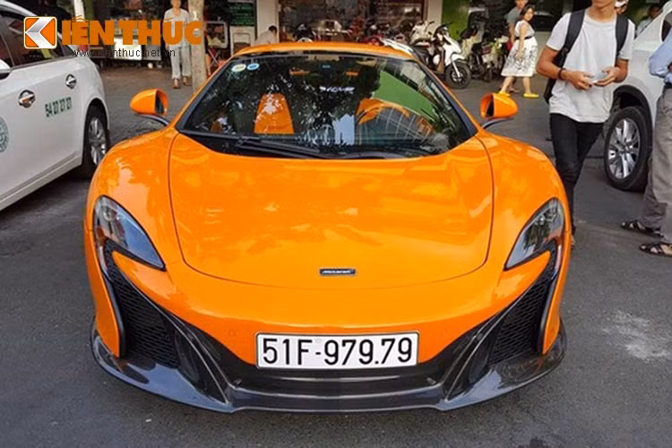 Chiếc siêu xe tiền tỷ McLaren 650S Spider mui trần đầu tiên tại Việt Nam đã khiến nhiều người quanh khu chợ Bến Thành phải ngoái nhìn và trầm trồ trước vẻ mạnh mẽ và sang trọng của nó khi xuất hiện.