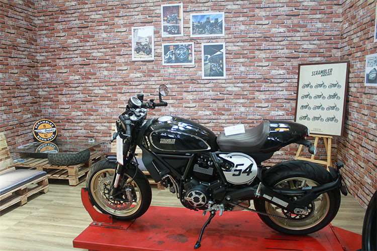 Tất cả các mẫu xe mới được trưng bày tại Triễn lãm sau đó sẽ diện kiến người hâm mộ tại Sài Gòn, dự kiến vào trung tuần tháng 6/2018. Được biết, Ducati Việt Nam sẽ có thông báo rộng rãi đến người hâm mộ về lịch trình ra mắt các dòng Panigale V4, Scrambler 1100 và Multistrada 1260 tại Sài Gòn trong thời gian gần nhất.