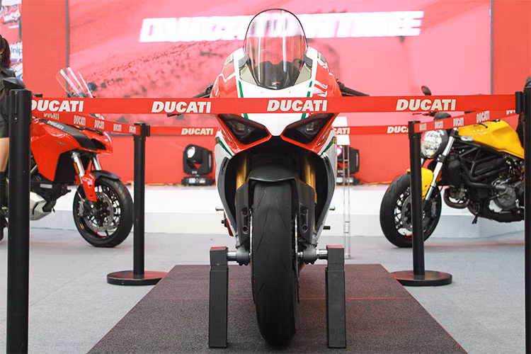 Tại đây, khách tham quan sẽ được chứng kiến một không gian rộng, mang phong cách rất Ducati không thể nhầm lẫn và chiêm ngưỡng những phiên bản mới nhất của các dòng xe môtô phân khối lớn Ducati đình đám nhất đang được khách hàng đánh giá cao và chờ đợi sau khi ra mắt tại Triễn lãm EICMA 2017 tại Italy.