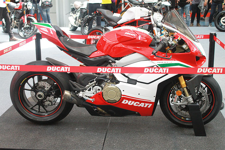 Khu vực trưng bày của Ducati Việt Nam năm nay dự kiến sẽ làm các tín đồ đam mê môtô phân khối lớn tại Hà Nội mãn nhãn khi được trực tiếp diện kiến mẫu siêu môtô Ducati Panigale V4 Special đình đám, duy nhất tại thị trường Việt Nam hiện nay. Bản Ducati Panigale V4 S cũng sẽ xuất hiện hoành tráng tại Khu trưng bày Ducati.