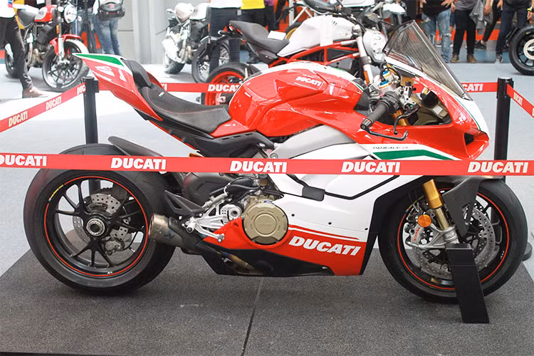 Khu vực trưng bày của Ducati Việt Nam năm nay dự kiến sẽ làm các tín đồ đam mê môtô phân khối lớn tại Hà Nội mãn nhãn khi được trực tiếp diện kiến mẫu siêu môtô Ducati Panigale V4 Special đình đám, duy nhất tại thị trường Việt Nam hiện nay. Bản Ducati Panigale V4 S cũng sẽ xuất hiện hoành tráng tại Khu trưng bày Ducati.