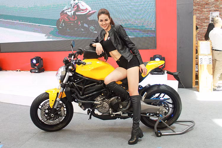 Mẫu “naked” huyền thoại trong "gia đình nhà quỷ" vừa được chính thức trình làng tại Sài Gòn – Ducati Monster 821 phiên bản kỷ niệm 25 năm Monster – cũng sẽ tham gia dưới màu vàng nguyên bản, cùng sắc đỏ truyền thống của Ducati và đen nhám mới.