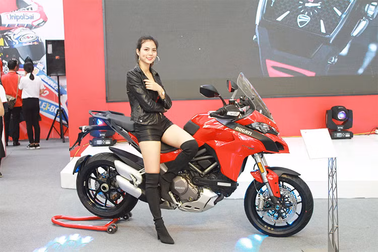 “Vua cross-over” Ducati Mutistrada 1260 cũng được xuất hiện và ra mắt với hai phiên bản: tiêu chuẩn và Pikes Peak. Mẫu xe này sử dụng động cơ L-Twin Testatretta tích hợp van biến thiên DVT, dung tích 1.262cc, sản sinh công suất tối đa 158 mã lực, mô-men xoắn cực đại 130 Nm.