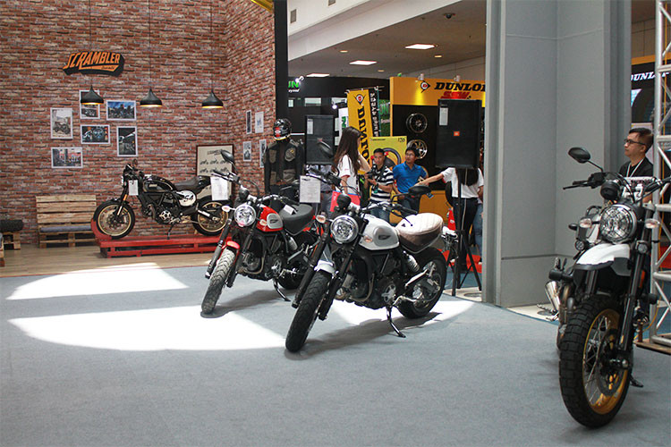 Tại Vietnam Auto Expo 2018, Ducati Việt Nam mang lại những cơ hội sở hữu chiến mã Ducati với nhiều ưu đãi hấp dẫn và voucher mua phụ kiện xe và thời trang lên đến 50 triệu đồng cho những khách hàng mua và đặt xe. Riêng mẫu Monster 821, 20 khách hàng đầu tiên được tặng bộ Ducati Quick Shift Up Down (DQS), và giảm 10% khi mua phụ kiện.