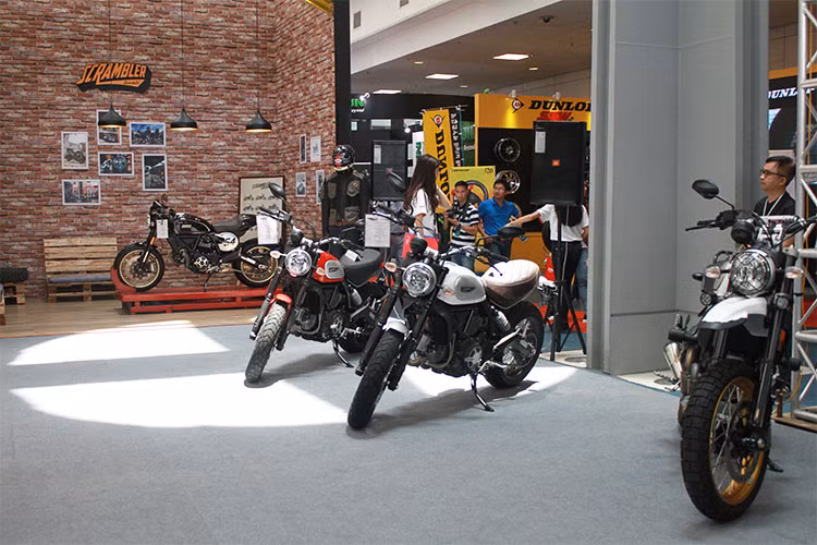 Tại Vietnam Auto Expo 2018, Ducati Việt Nam mang lại những cơ hội sở hữu chiến mã Ducati với nhiều ưu đãi hấp dẫn và voucher mua phụ kiện xe và thời trang lên đến 50 triệu đồng cho những khách hàng mua và đặt xe. Riêng mẫu Monster 821, 20 khách hàng đầu tiên được tặng bộ Ducati Quick Shift Up Down (DQS), và giảm 10% khi mua phụ kiện.