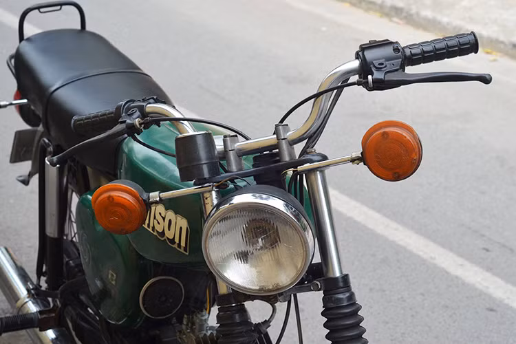 Chiếc xe máy Simson S51 trong bài viết này thuộc sở hữu của một người đam mê và sưu tầm các dòng xe xã hội chủ nghĩa tại Hà Nội, hiện nó đang được người chơi rao bán với mức giá 12 triệu đồng. Đây được xem là "hàng hiếm", bởi nó vẫn giữ các chi tiết nguyên bản sau hàng chục năm.