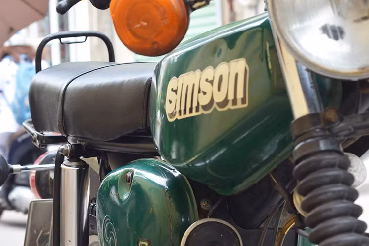Tại Việt Nam vào những năm sau giải phóng 1975, Simson xuất hiện như những xe hơi sang trọng ngày nay. Thời bao cấp, Simson không được nhập khẩu theo đường chính ngạch mà về Việt Nam theo đường “xách tay” của những người đi học tập hoặc lao động xuất khẩu ở các nước XHCN thời điểm đó gọi là "đi Tây" như; Liên Xô, Đông Đức, Tiệp Khắc về nước.