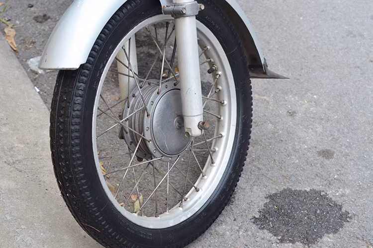 Simson gắn liền với hình ảnh những chiếc xe hai thì khói bụi còn thể hiện sự sang trọng, cái "danh" khá quan trọng là học tập làm việc tại nước ngoài. Điều đặc biệt khiến nhiều người yêu thích Simson là xe chạy rất êm dù vướng ổ gà, mặc dù công nghệ thời đó không được như bây giờ.