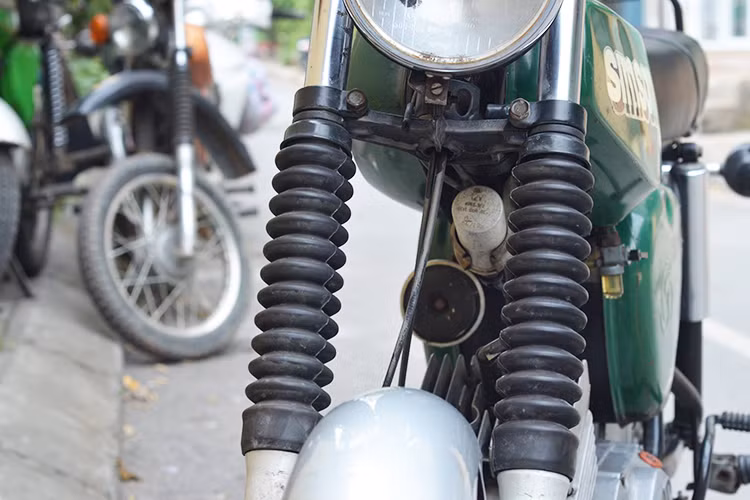 Simson S51 dài 1.890 mm, rộng 880 mm và cao 1.195 mm. Động cơ hai thì, xi-lanh đơn, khởi động bằng cần đạp. Động cơ hai kỳ dung tích 49,8 phân khối, công suất 3,6 mã lực tại vòng tua máy 5.500 vòng/phút, mô-men xoắn cực đại 5 Nm tại vòng tua máy 4.800 vòng/phút. Với hộp số 3 cấp, S51 có tốc độ tối đa 60 km/h.